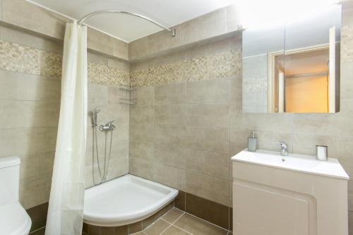 A bathroom at Rooms Kavala