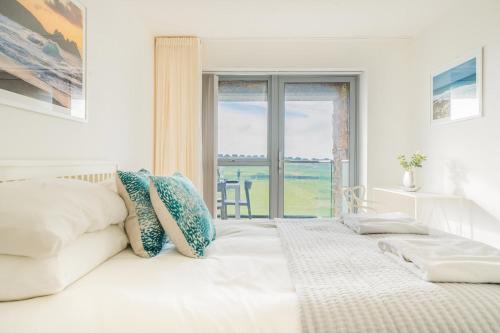 Postel nebo postele na pokoji v ubytování Newquay Fistral Beach View