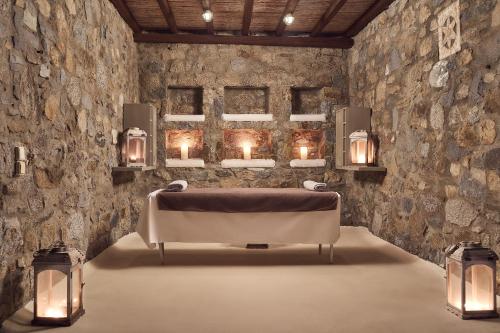 オルノスにあるVilla Petrolefko By Ethos Hospitalityの石壁の客室にはバスルーム(バスタブ付)が備わります。