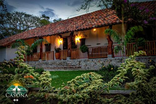 Hotel Parque la Casonaにある庭
