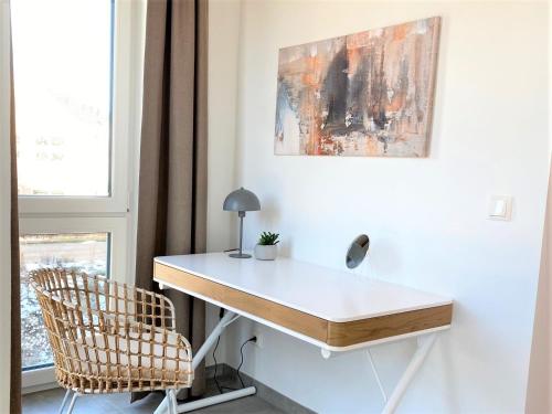 ダンガストにあるApartment Lüttje Heimat, Am Alten Deich 4-1 12のデスク(椅子、絵画付)
