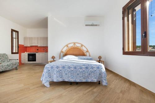 una camera con un letto con una coperta blu e bianca di Villetta Roberta I a Santa Maria al Bagno