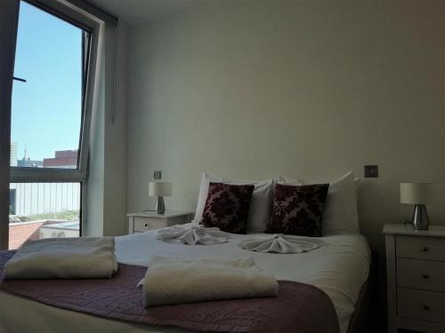 una camera da letto con un grande letto con una grande finestra di Still Life St Paul's Executive a Londra