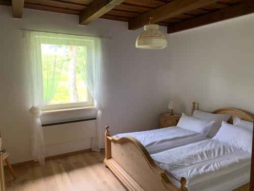 Ένα ή περισσότερα κρεβάτια σε δωμάτιο στο Urlaub im Weingarten
