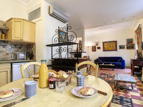 une cuisine avec une table et des assiettes de nourriture dans l'établissement Nestor&Jeeves - SIXTIES - Central - Very close sea - Retro, à Nice