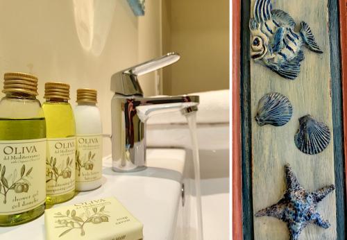 - une salle de bains avec 2 bouteilles d'huiles essentielles sur un lavabo dans l'établissement Nestor&Jeeves - SIXTIES - Central - Very close sea - Retro, à Nice