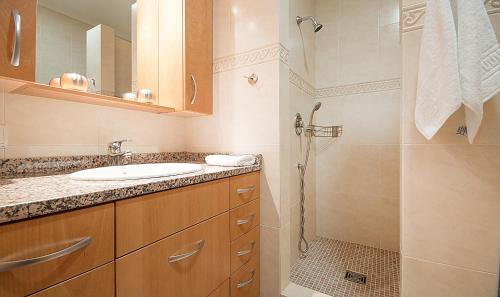 y baño con lavabo y ducha. en Holiday House close to Port Aventura, TarracoHomes, en Salou