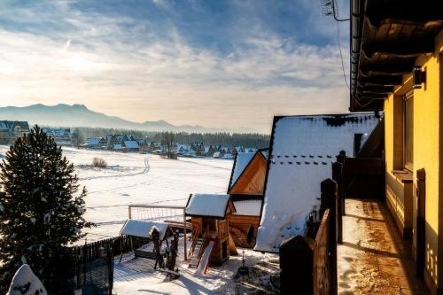 Una casa con nieve en el techo. en Willa w Ubocy - "Jacuzzi i Sauna w ofercie dodatkowo płatnej", en Murzasichle