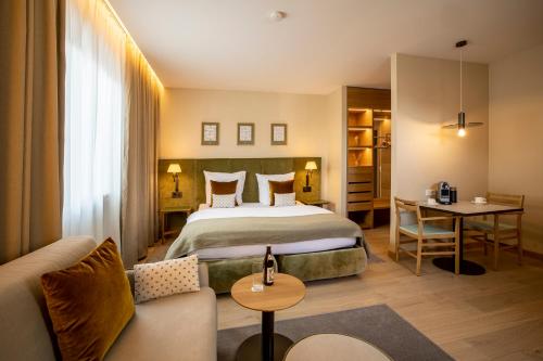 um quarto de hotel com uma cama e um sofá em OneBavariaHomes em Munique