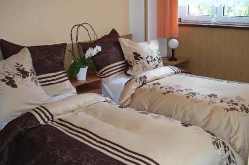 two beds sitting next to each other in a room at Willa u Marii in Zakopane