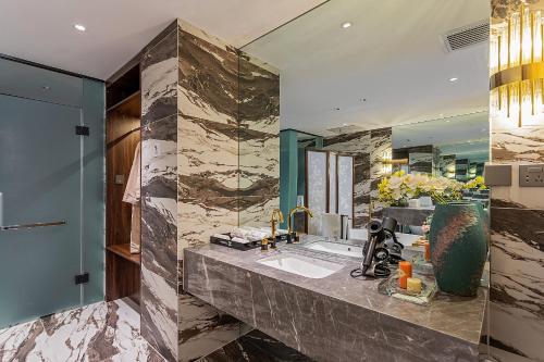 Bilik mandi di Kunming Hotel High Sky View Apartment