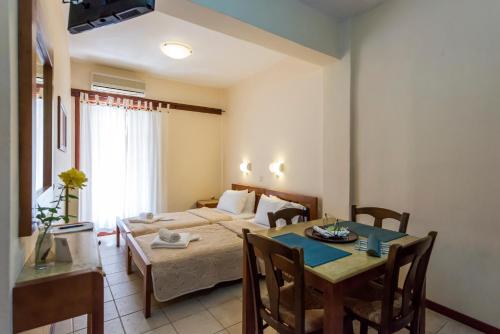 Una cama o camas en una habitación de Akroyali Hotel & Villas