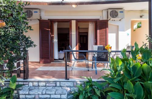 Un balcón o terraza en Akroyali Hotel & Villas