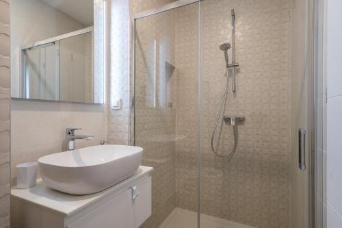 ザグレブにあるBed & Breakfast Sky City Centerのバスルーム(シンク、シャワー付)