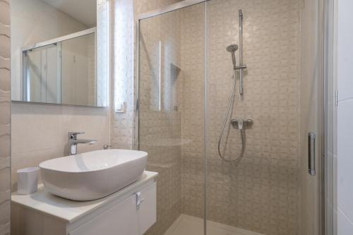 uma casa de banho com um lavatório e um chuveiro em Bed & Breakfast Sky City Center em Zagreb