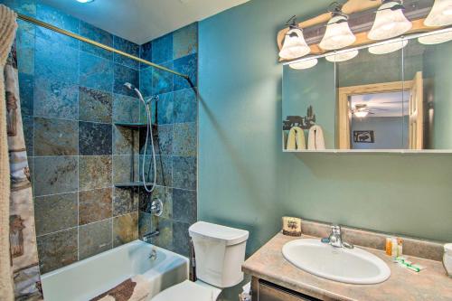 une salle de bain avec un lavabo, des toilettes et un miroir dans l'établissement Estes Park Home with AC - half Mi to Lake and Downtown!, à Estes Park