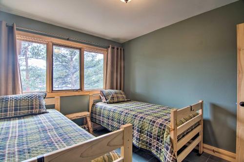 une chambre avec deux lits et une fenêtre dans l'établissement Estes Park Home with AC - half Mi to Lake and Downtown!, à Estes Park