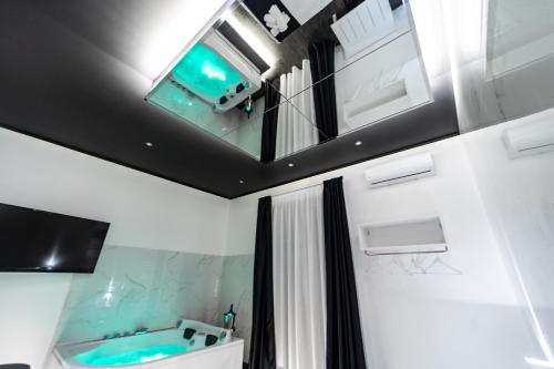 Un baño de Maximum Suite & Spa