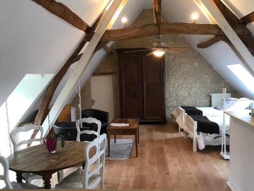 Ático con mesa y dormitorio en La Balastière, en Beaumont-en-Véron