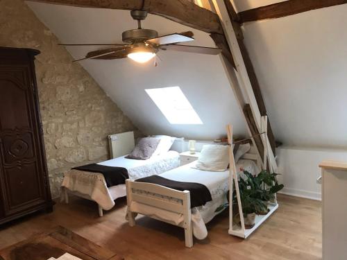 Ένα ή περισσότερα κρεβάτια σε δωμάτιο στο La Balastière