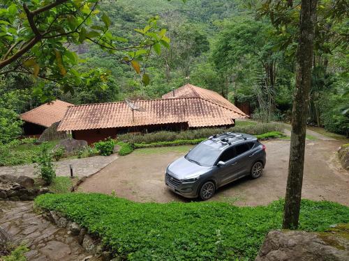 a car parked in front of a house at Tékinfin, você chegou! Lindo sítio em Secretário! in Petrópolis
