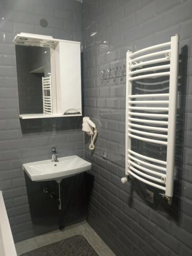 a bathroom with a sink and a mirror at Apartament YesCity! in Uzhhorod