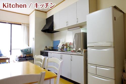 日光的住宿－NIKKO stay house ARAI - Vacation STAY 13830v，厨房配有白色冰箱和桌子