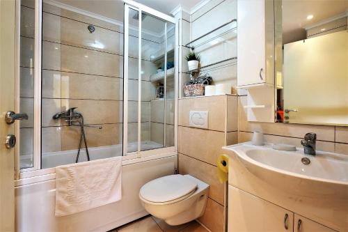 a bathroom with a toilet and a sink at Apartment Bella Art in Belgrade