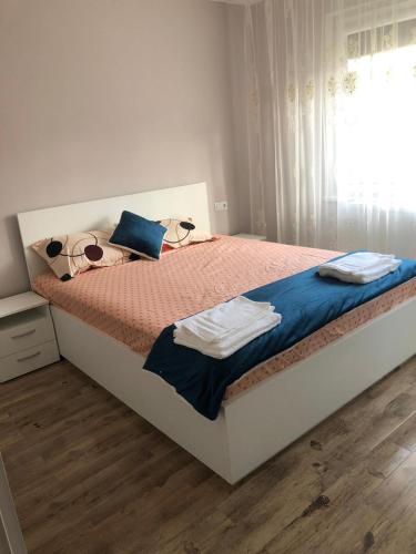 een slaapkamer met een bed met handdoeken erop bij Sighisoara apartment in Sighişoara