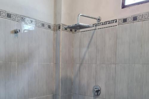 Kylpyhuone majoituspaikassa Krisan Guest House Syariah Mitra RedDoorz