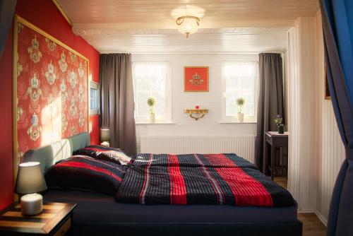 a bedroom with a bed with a plaid blanket on it at Alte Schreinerei, charmantes Ferienhaus gegenüber der Loreley in Sankt Goar