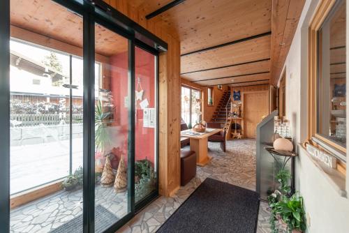 einen internen Blick auf ein Haus mit Glastüren in der Unterkunft Wellnesshaus Reichelt in Radstadt