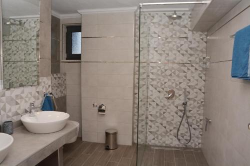 Koupelna v ubytování PEGASUS sea view Luxury apartments