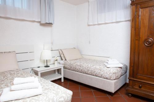 a small room with two beds and a lamp at A casa di Cinzia in Forte dei Marmi