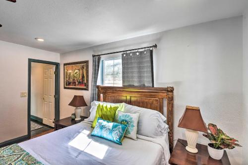Llit o llits en una habitació de Elegant Home with Pool Table 3 Miles to The Strip!