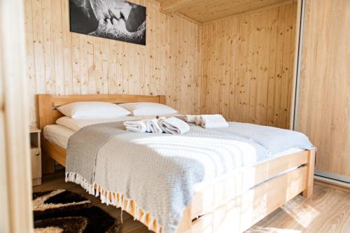a bedroom with a bed with two towels on it at Садиба Кичера та Кичера Еко in Mizhhirʼʼya