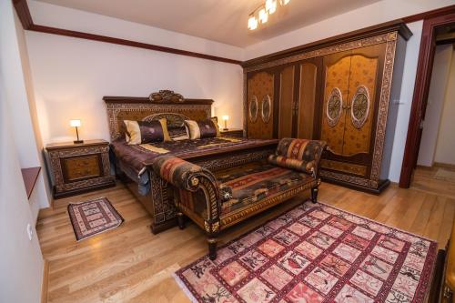 una camera da letto con un letto, un divano e un tavolo di Heart of Ferhadija a Sarajevo