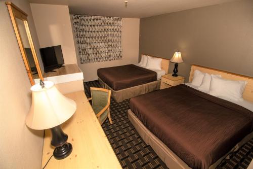 Giường trong phòng chung tại FairBridge Inn - Coeur d'Alene