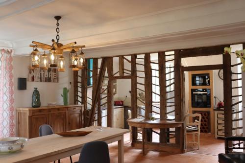 a dining room with a table and a dining room at Maison D'hôtes Sainte-Marie in Mirande