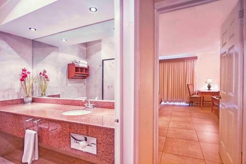 Phòng tắm tại Hotel Arenas del Mar Resort