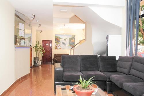 a living room with a couch and a table at Hotel Catedral in Ciudad del Este