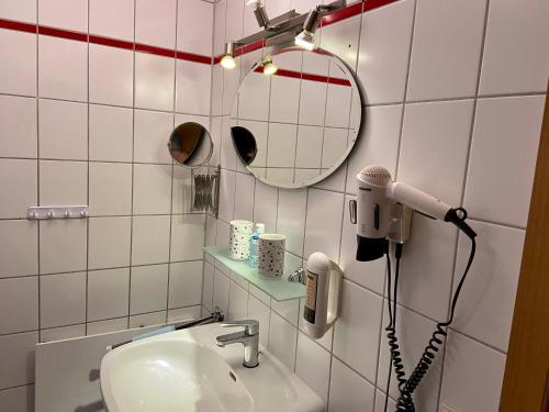 un bagno con lavandino e specchio di Ferienwohnung 'Alte Schmiede' a Teningen