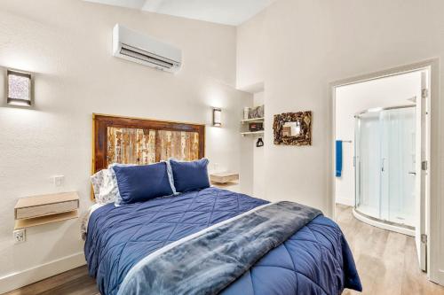 1 dormitorio con 1 cama con almohadas azules en Sea Cottages of Amelia, en Fernandina Beach