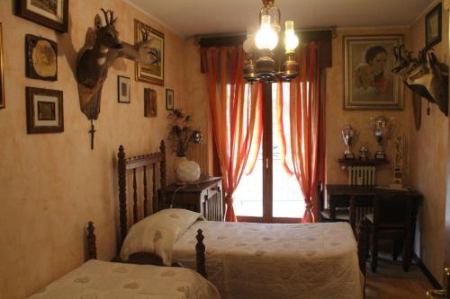 1 dormitorio con cama y ventana en Maison du Chasseur, en Charvensod