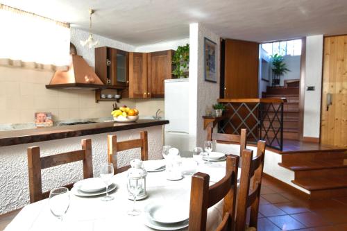 a dining room and kitchen with a white table and chairs at A casa di Cinzia in Forte dei Marmi