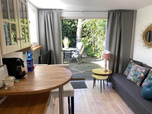 una sala de estar con una mesa y un sofá en Studio Lief Bergen binnen, bij bos duin en dorp, en Bergen