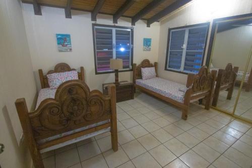 um quarto com quatro camas e um espelho em Chalet Olas del Sol em Punta Santiago