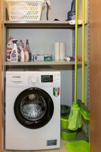 a washer and dryer in a utility room at Casa in Chiana in Torrita di Siena