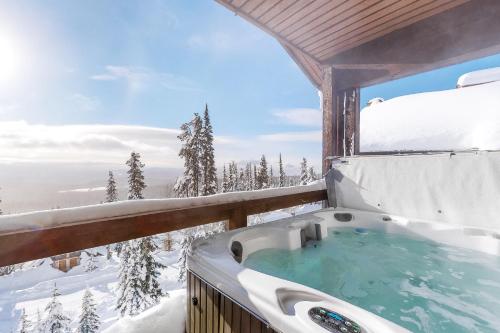 ein Whirlpool im Schnee auf einem Balkon in der Unterkunft Powder View 5 in Big White