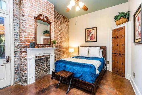 French Quarter 2BD Apt - 3 Blocks from Bourbon St.